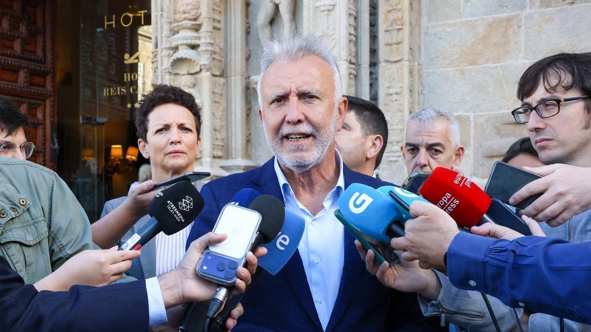 El ministro de Política Territorial, Ángel Víctor Torres, esta mañana en Santiago