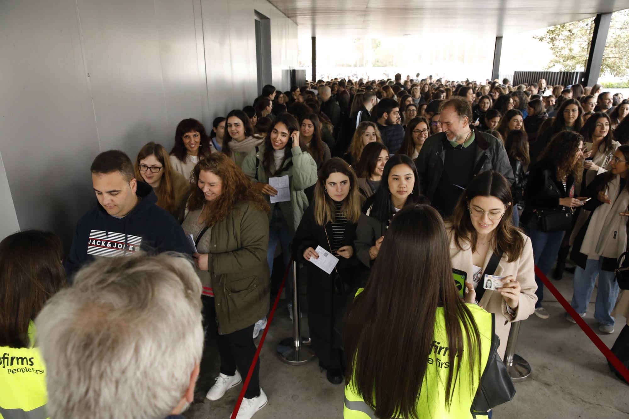 Miles de personas participan en la macrooposición de la sanidad pública asturiana.