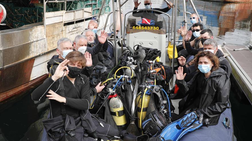 Los centros de buceo vigueses recargan sus botellas