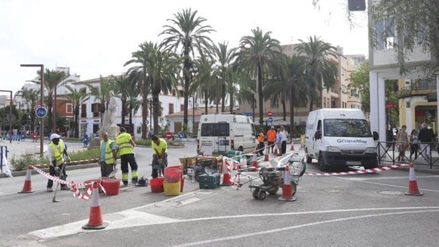 Obras de la isleta elíptica construida ayer en el inicio de la avenida de Bartomeu de Roselló.