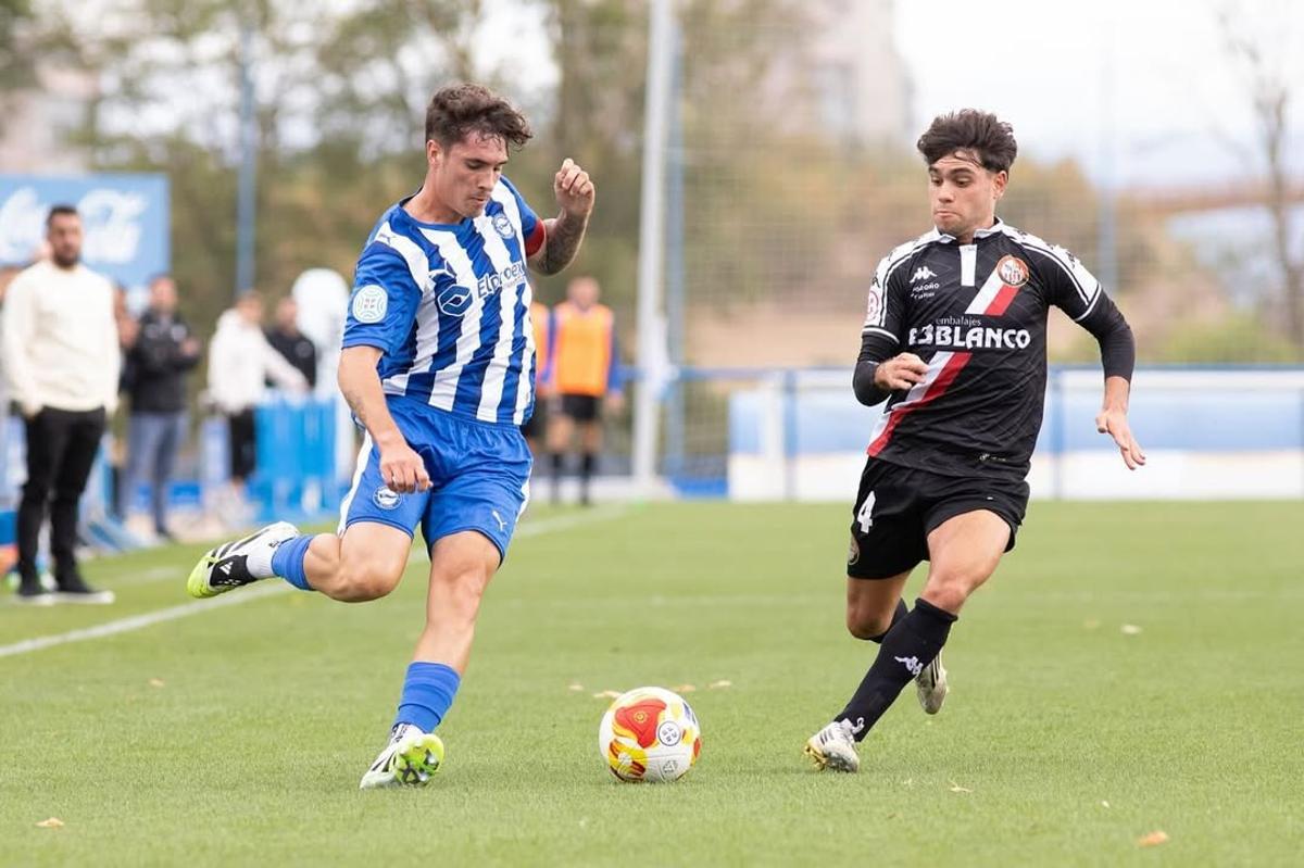 Egoitz Muñoz protege el esférico durante un encuentro con el filial del Alavés.
