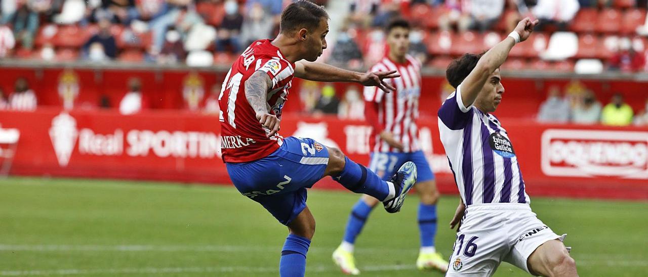 Un remate de Fran Villalba ante Aguado, en una de las oportunidades del Sporting contra el Valladolid.