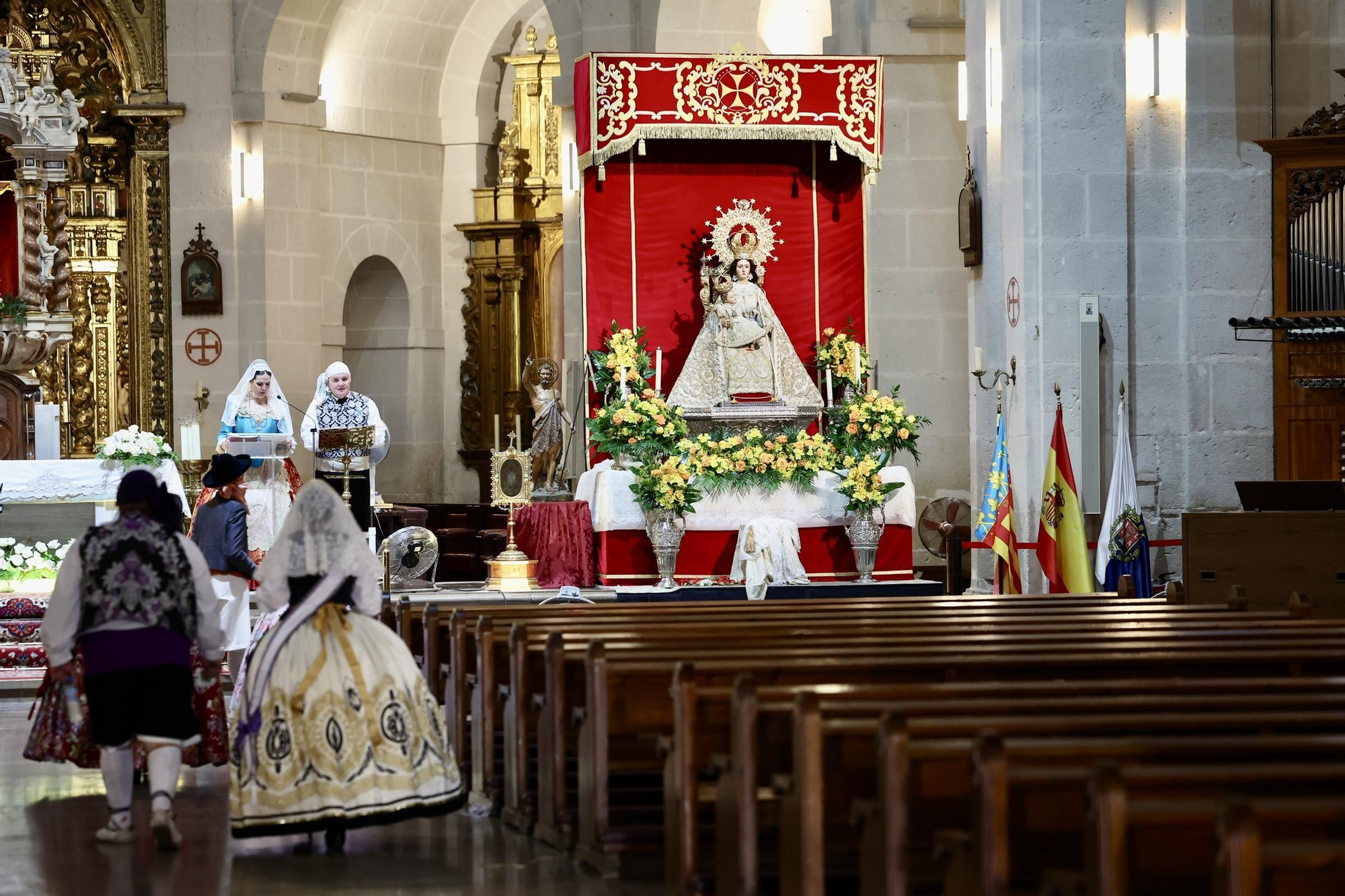 Primera jornada de Ofrenda de las Hogueras de Alicante