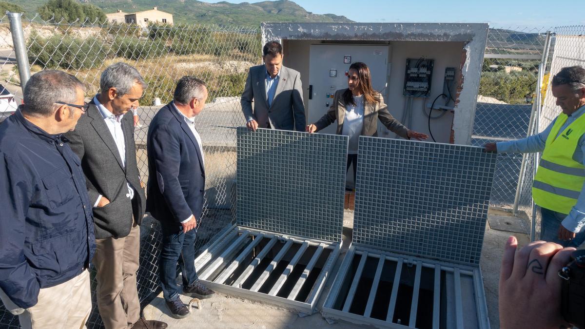 La consejera Sara Rubira recibiando las obras junto al alcalde Juan Soria y el director general José Sandoval