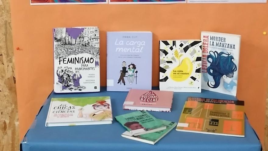 Mesa con lecturas recomendadas en le IES Alexandre Bóveda.