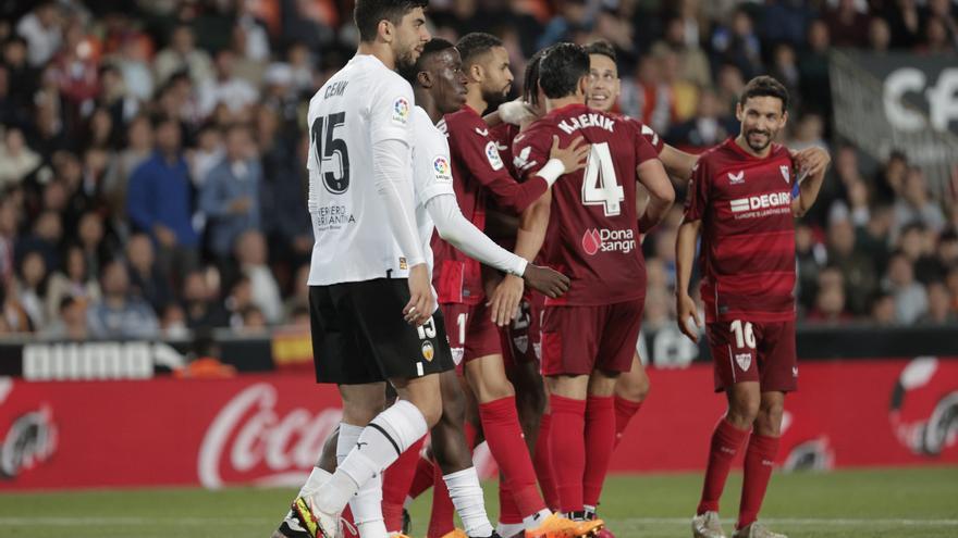 El Sevilla sale a flote y condena al Valencia