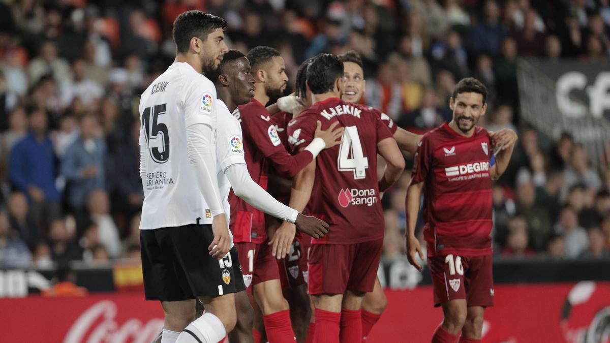 El Sevilla hunde al Valencia.