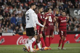 El Sevilla sale a flote y condena al Valencia