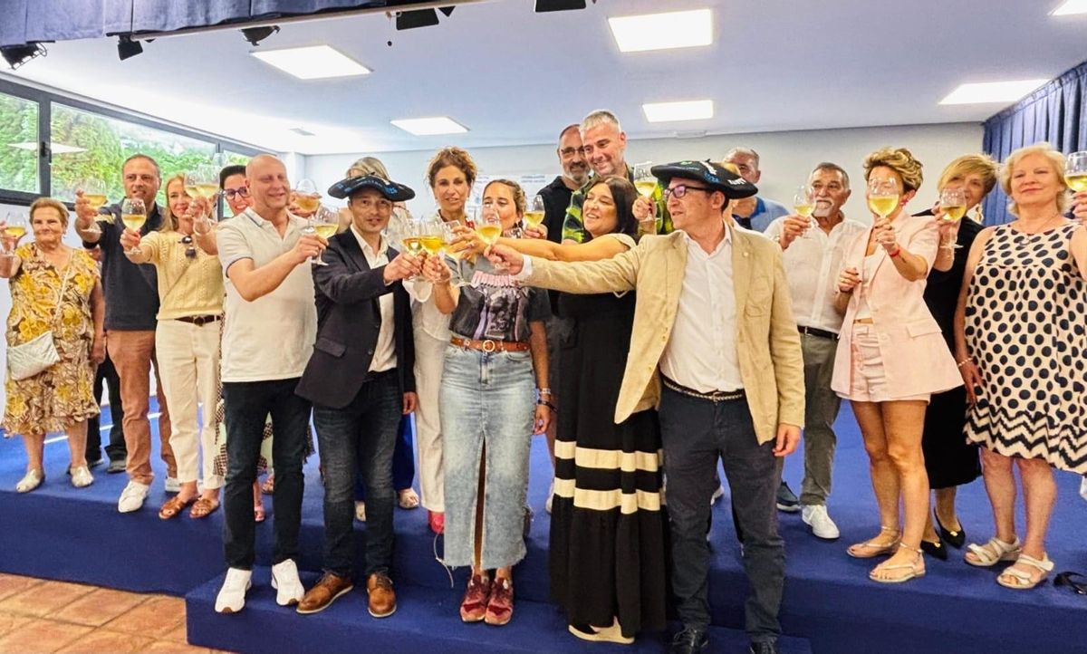 Abal y Aspérez con la tradición «txapela» en el brindis de autoridades y directivos del centro.