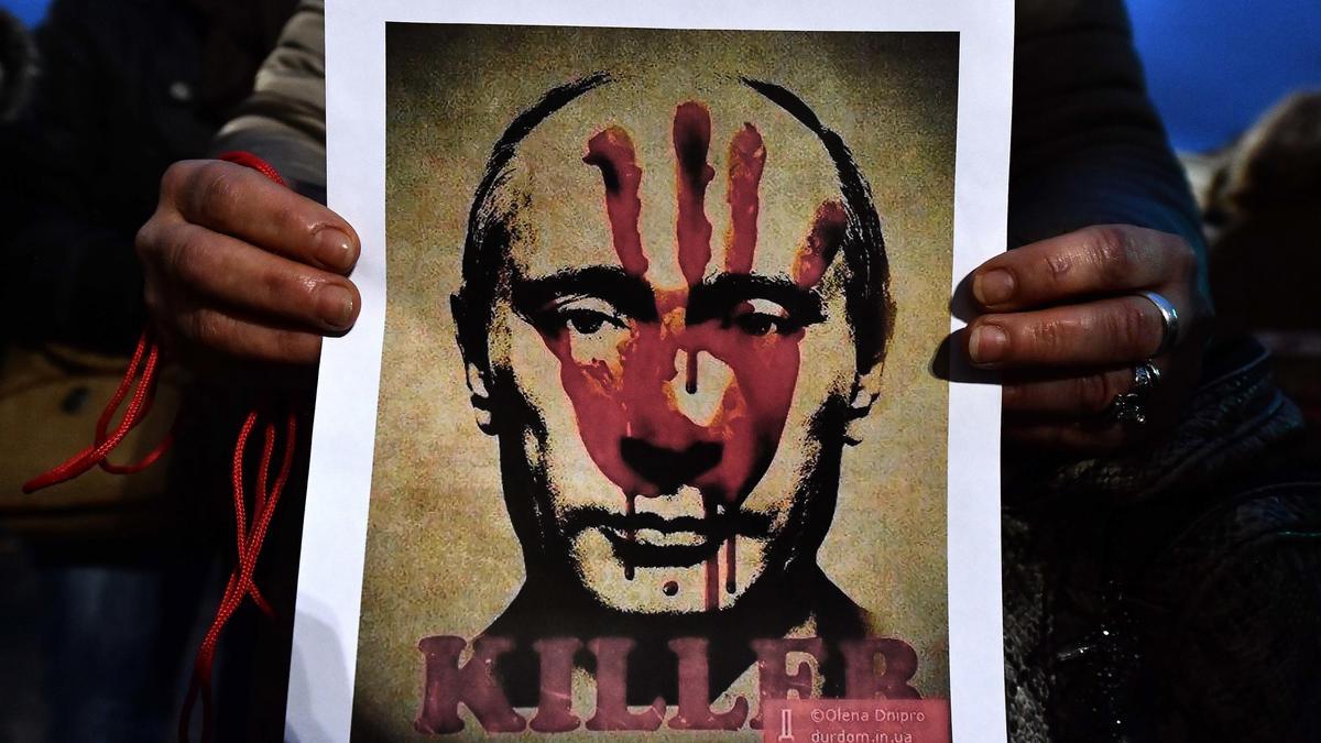 El rostro de Vladímir Putin, en un cartel en una protesta en Génova (Italia) contra el ataque de Rusia a Ucrania.