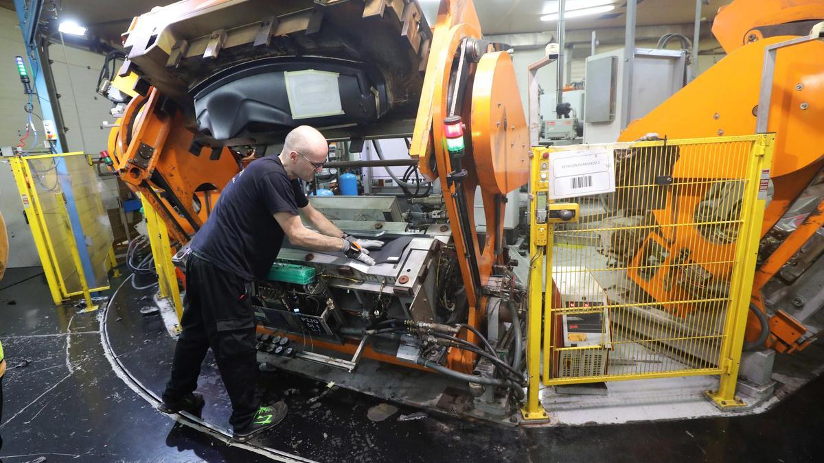 Un trabajador de una empresa aragonesa auxiliar del automóvil.