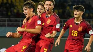 Marc Guiu (izquierda) celebra el primer gol de España.
