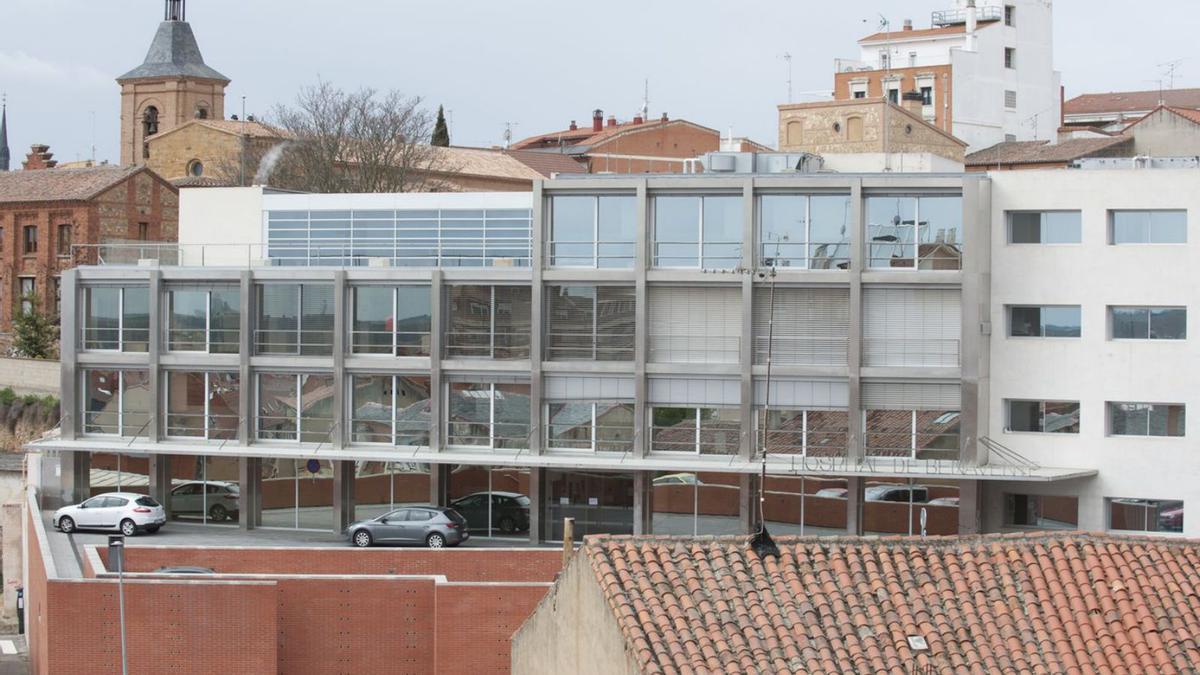 Vista frontal de las tres plantas del Hospital de Benavente. | J. A. G.