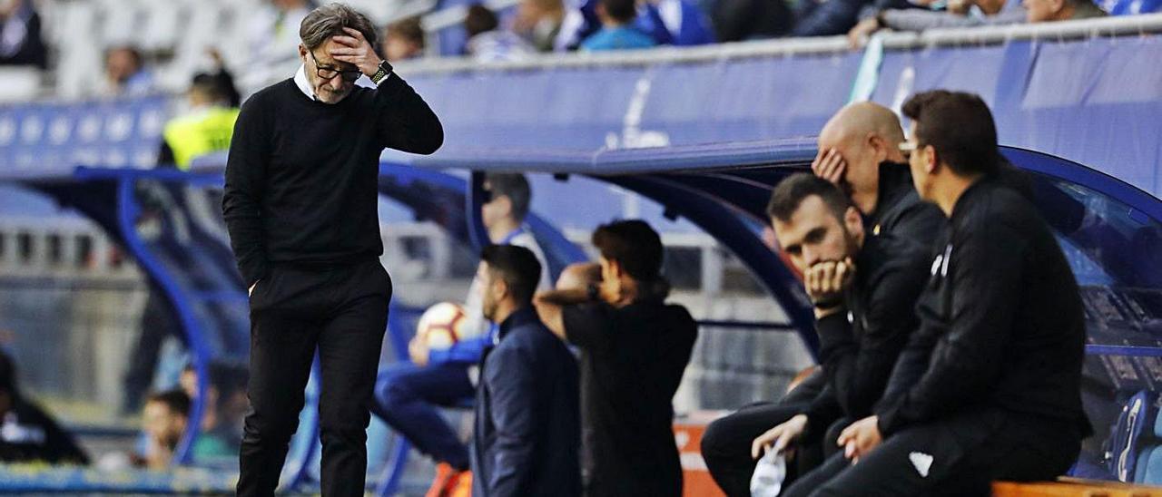 Anquela, en el banquillo del Oviedo durante su último partido como entrenador azul, ante el Córdoba. | Miki López