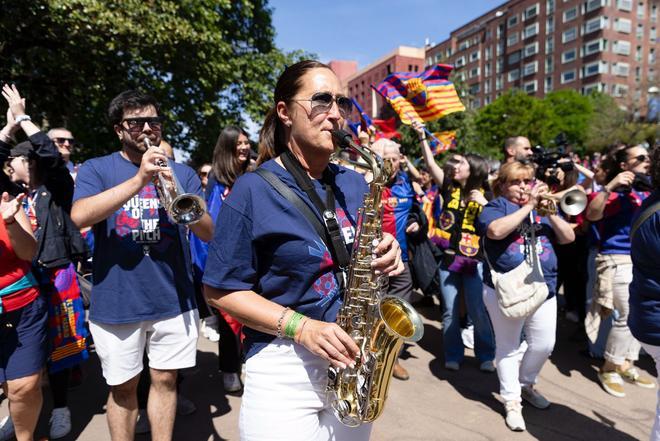 ¡Locura en Bilbao! Miles de aficionados y ambientazo en la fan zone del Barça