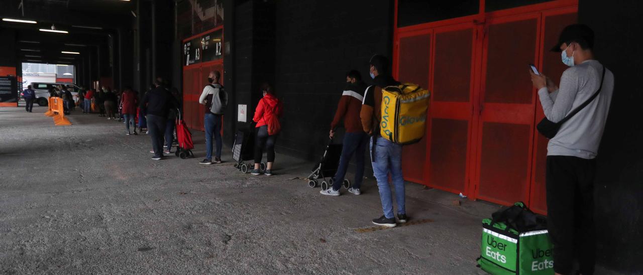 Cola de reparto de comida del Banco de Alimentos en octubre de 2020.