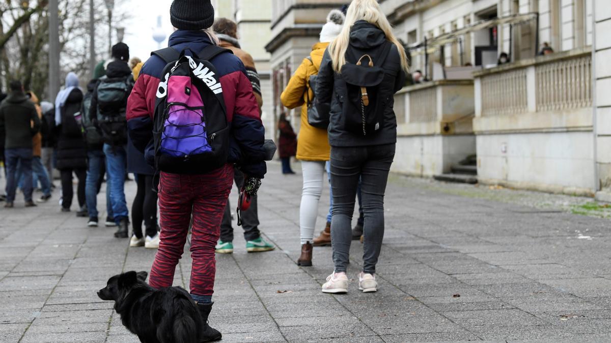 Cola de personas para vacunarse en una consulta médica en Berlín.