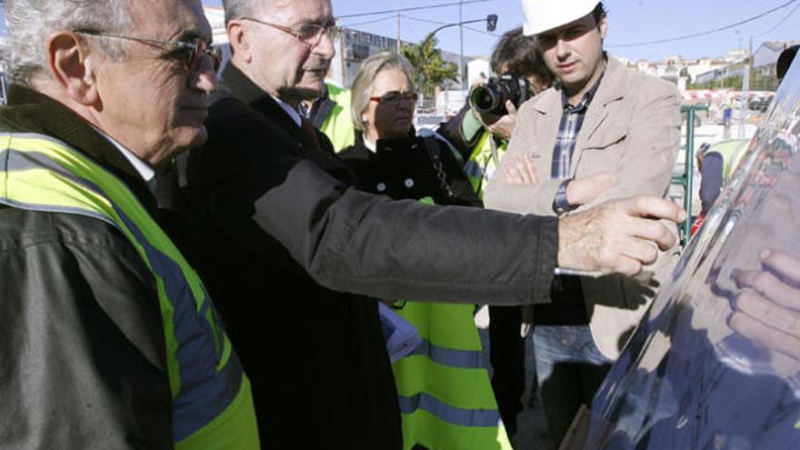 El alcalde comenta los trabajos con responsables de la obra.