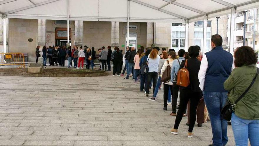 Muchos padres hicieron cola más de dos horas ante el consistorio estradense. // Bernabé/Víctor Espiño