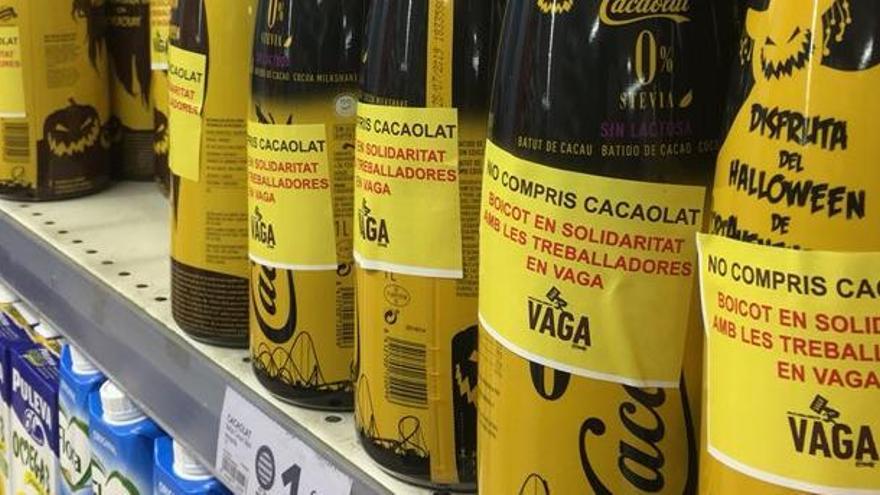 Ampolles de Cacaolat amb etiquetes demanant boicot