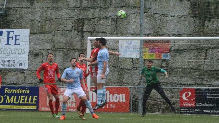 Andrés busca el remate de cabeza ante el Estradense. // G. Núñez