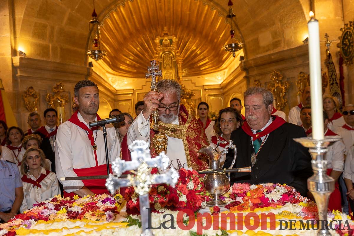 Bandeja de flores y ritual de la bendición del vino en las Fiestas de Caravaca