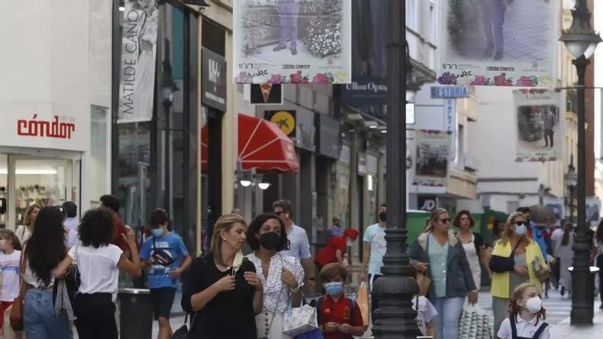 Personas pasean por la céntrica calle Gondomar, en Córdoba capital.