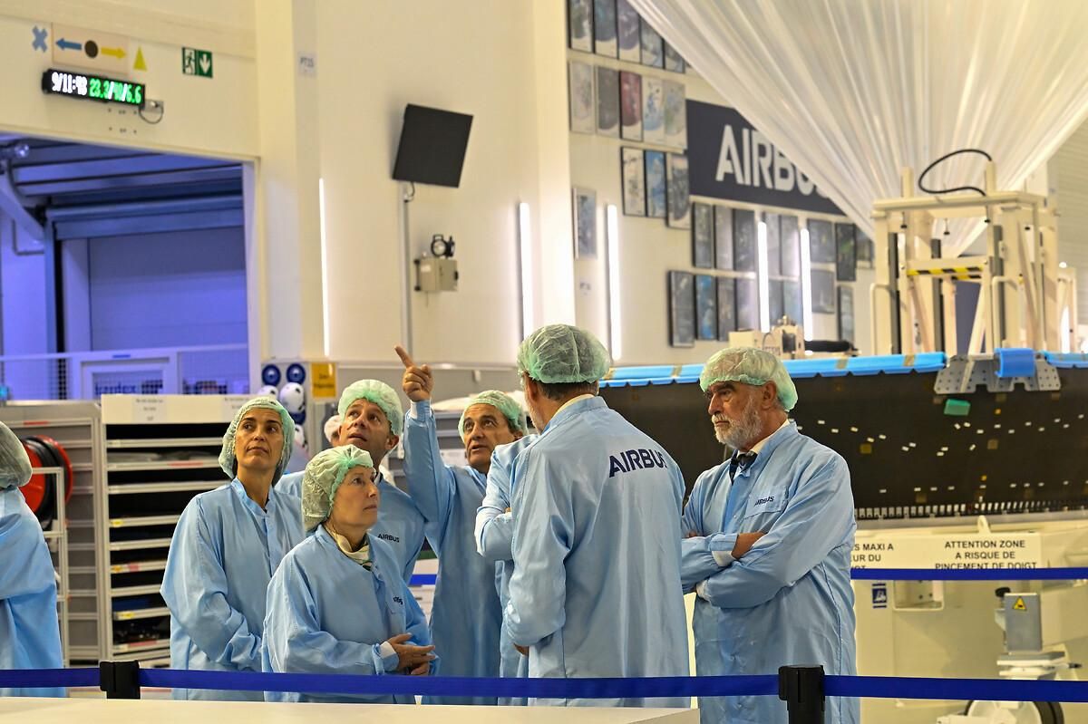 La secretaria de Estado de Defensa, Amparo Valcarce, recibe explicaciones de Basilio Garrido en la planta de montaje de satélites de Airbus en Toulouse. A la derecha, el almirante Santiago Bolíbar, presidente de HIsdesat.
