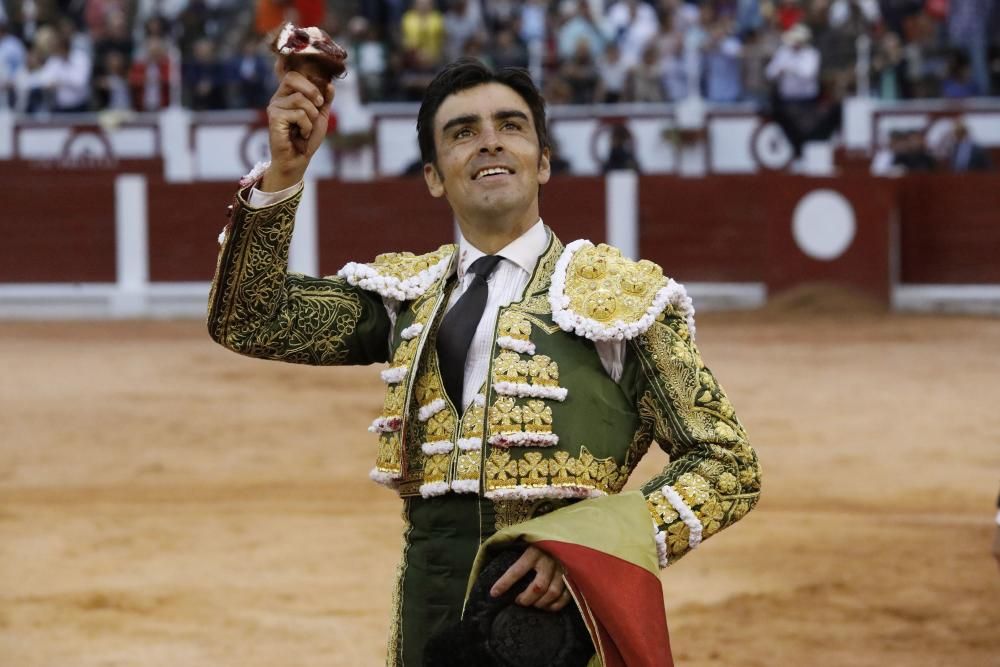 Perera pone el broche perfecto a la feria.