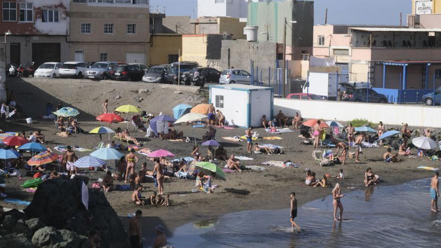 La playa de San Cristóbal llena de bañistas.