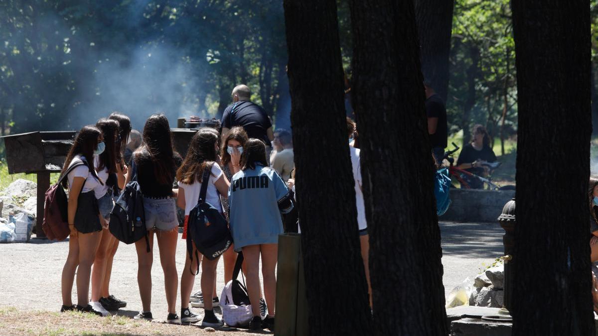 Cientos de jóvenes se vuelven a reunir en un botellón en el pinar de Salinas