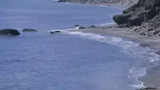 Ni Maro ni Nerja: así es la playa virgen de Málaga casi desierta con un barco hundido junto a la orilla