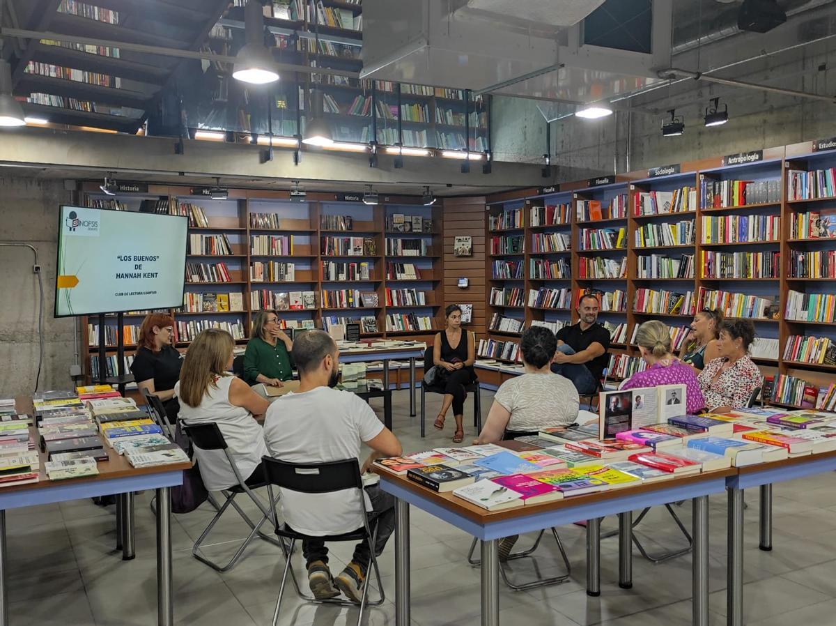 Club de lectura en la librería capitalina Sinopsis.
