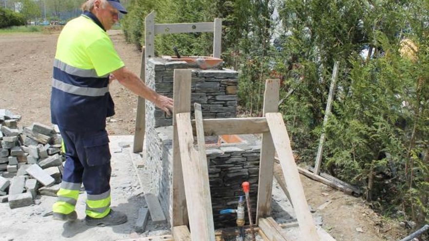 Un operario ultima los trabajos del área dedicada a las autocaravanas.