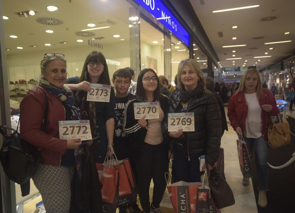 Recogida de dorsales en el Thader para la IV Carrera de la Mujer