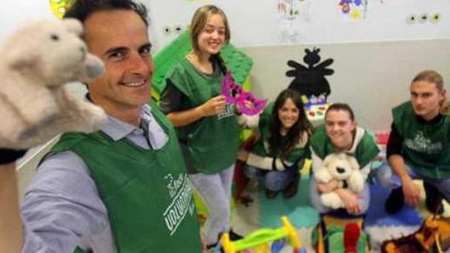 Los voluntarios de Fade dispuestos a jugar con los niños de la planta de Pediatría del hospital Santa Lucía.