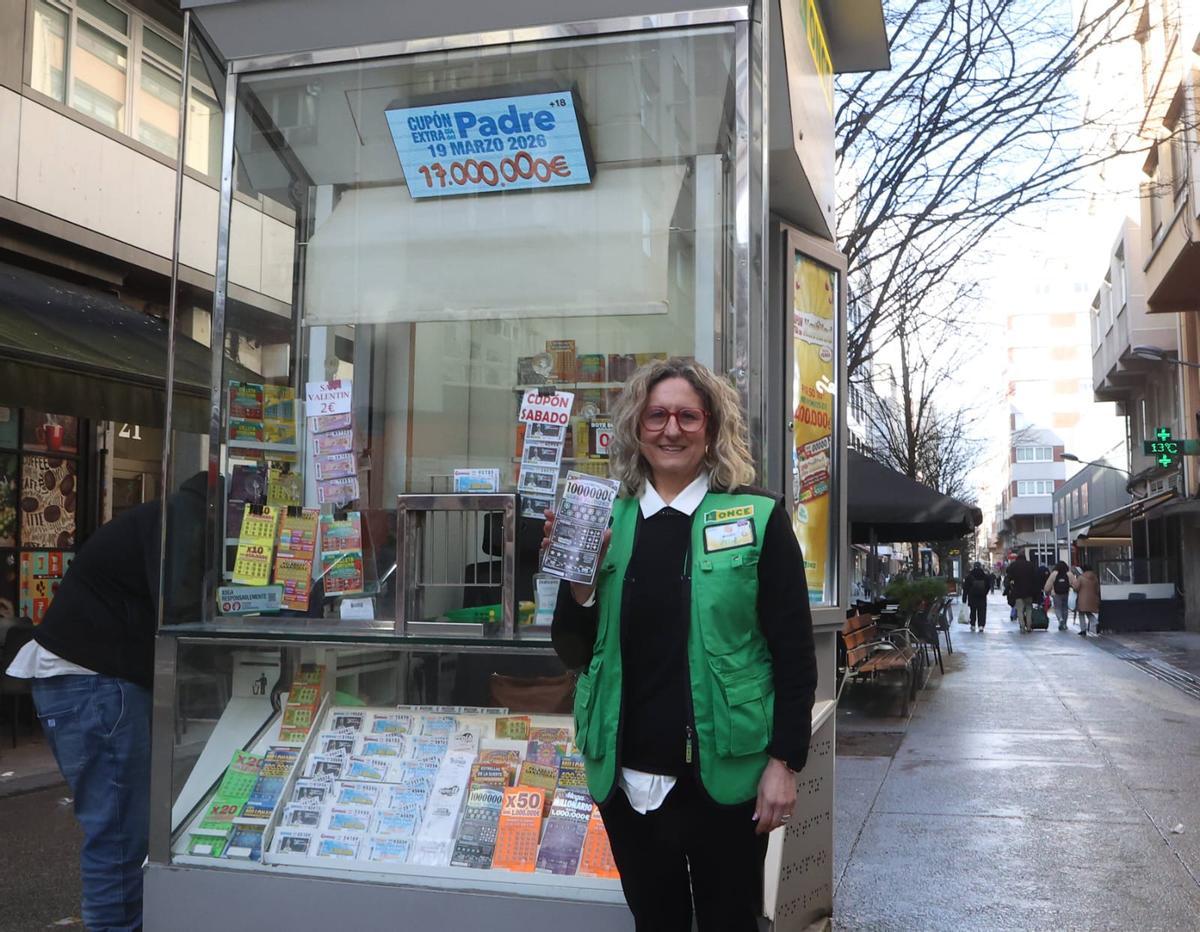 María José, vendedora de la ONCE, en su punto de venta de avenida Gran Canaria.