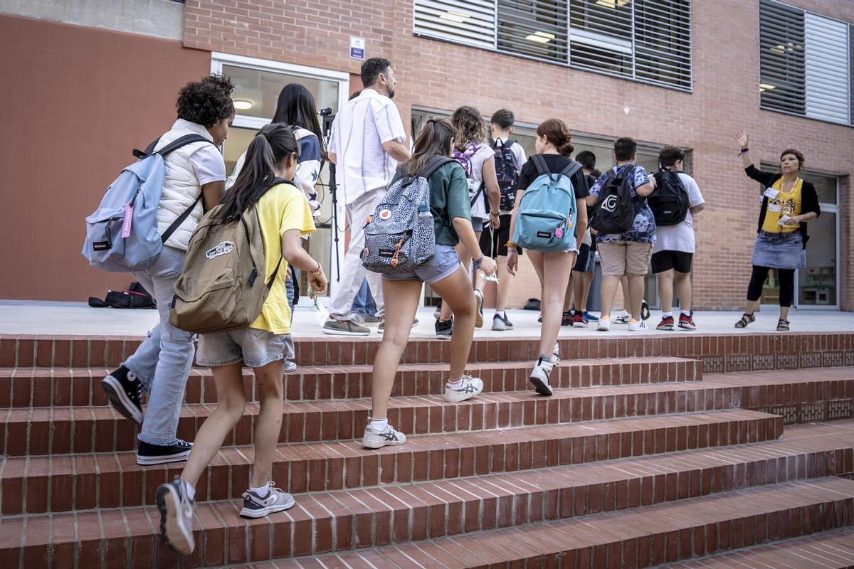 Alumnos y alumnas de secundaria en un instituto de Barcelona.