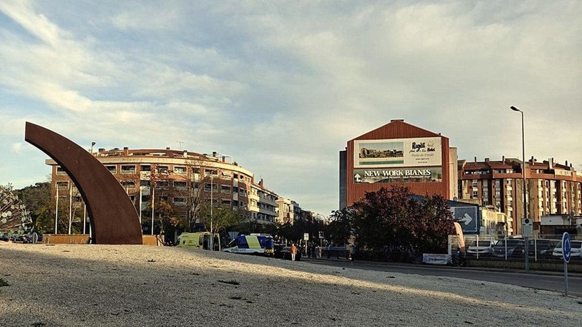 Efectius d'emergències a l'accident de trànsit a la rotonda dels Focs de Blanes.