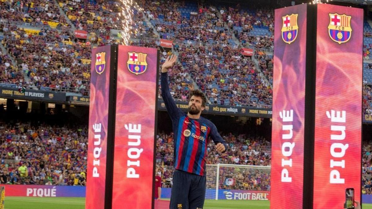 Piqué saluda a la grada en la presentación.