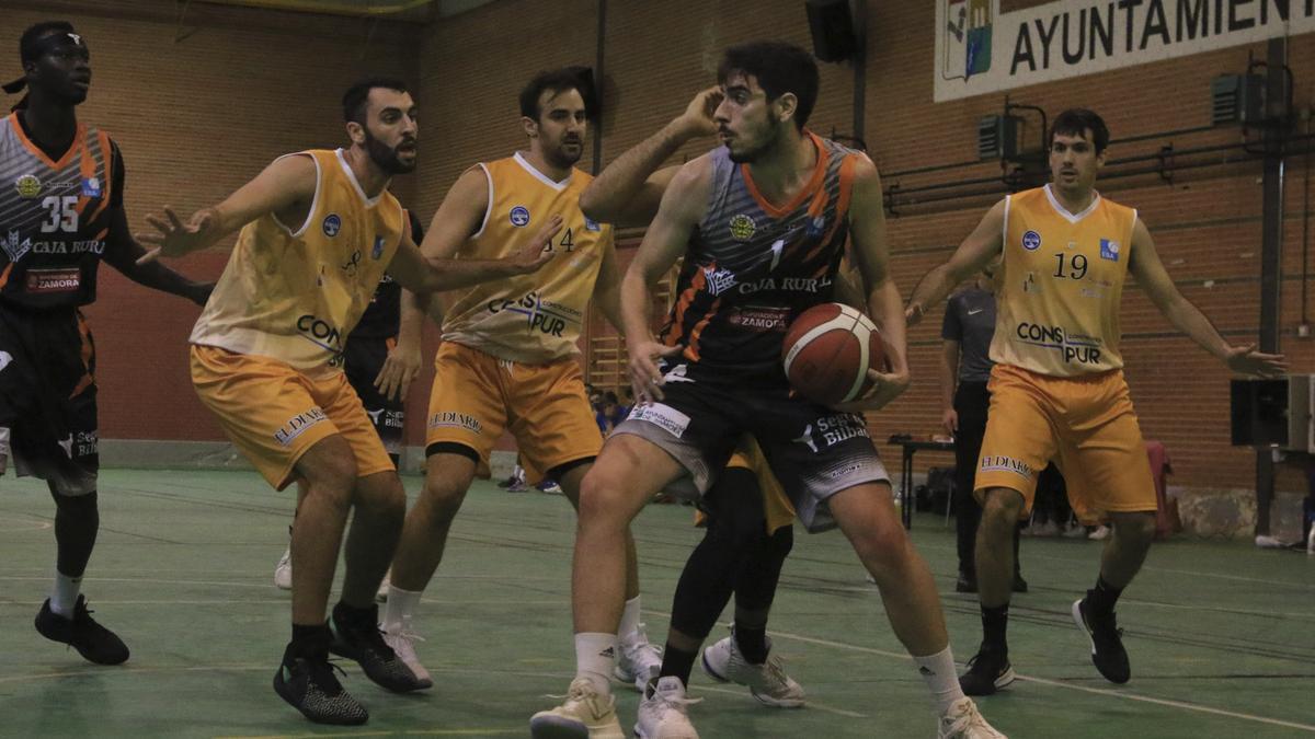 Un jugador del Caja Rural Virgen de la Concha durante un partido anterior.