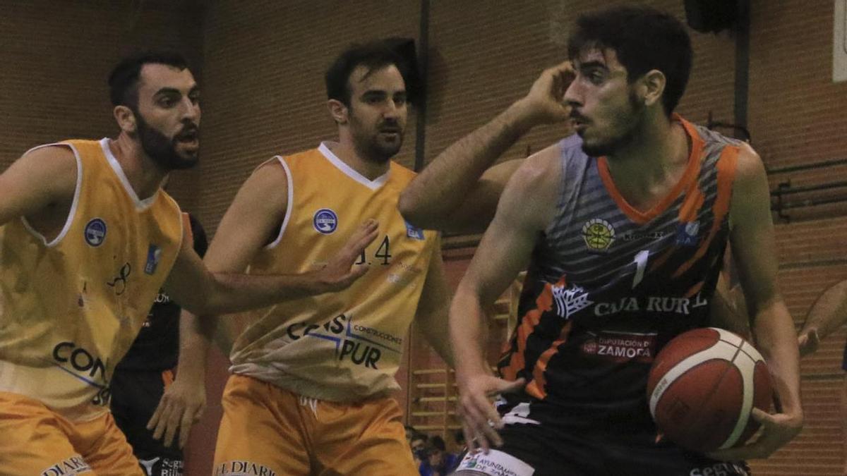 Un jugador del Caja Rural Virgen de la Concha durante un partido anterior en el Manuel Camba