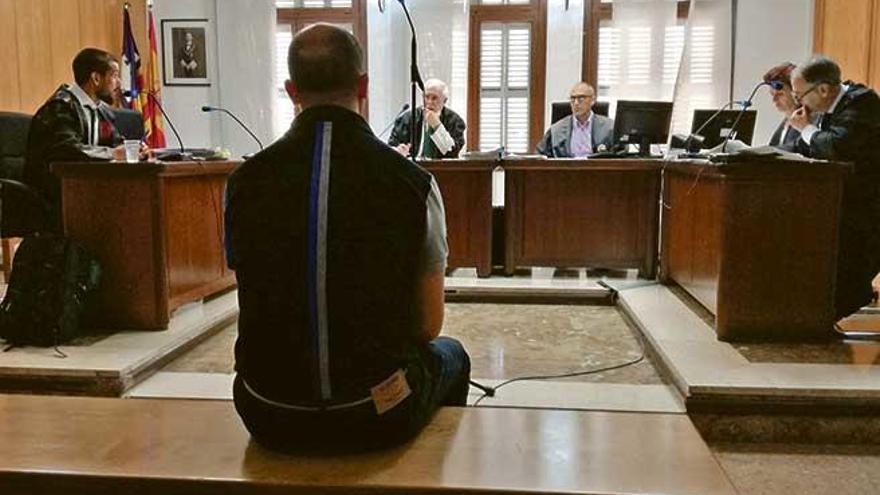 El capitán de la Guardia Civil acusado, ayer durante el juicio en la sede de Vía Alemania, en Palma.
