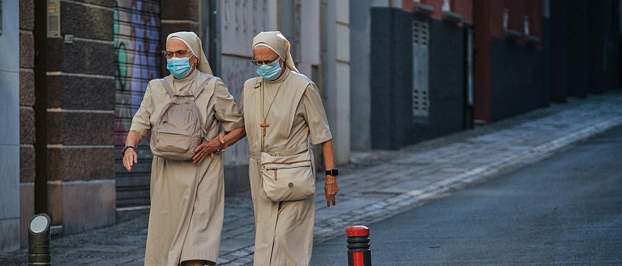 Dos religiosas caminan por una céntrica calle de Santa Cruz protegidas con unas mascarillas.