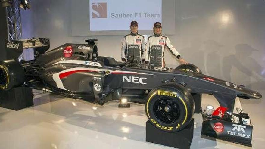 Los pilotos Hulkenberg y Gutiérrez junto al coche. / patrick b. kraemer / efe