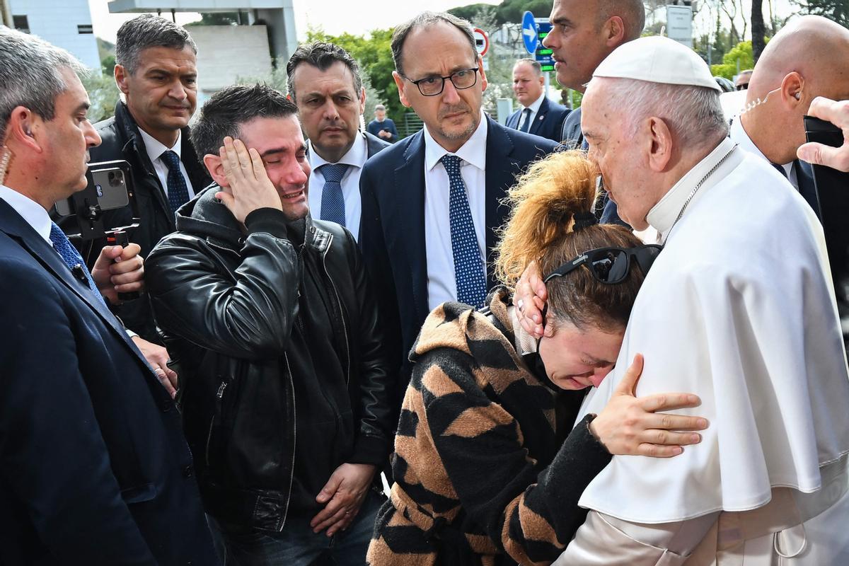 El Papa a su salida del hospital: Todavía estoy vivo. No tuve miedo