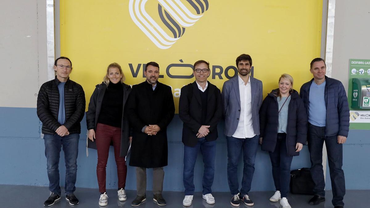 Tirado y Gonyalons posan con los delegados de la UEFA en el Velòdrom Illes Balears.