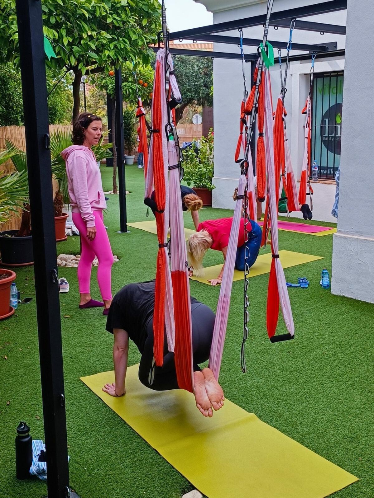 El centro ofrece entrenamiento personal, clases de HIIT functional training y la innovadora experiencia del Fly Yoga. Esta variedad lo convierte en una propuesta única en Alicante.