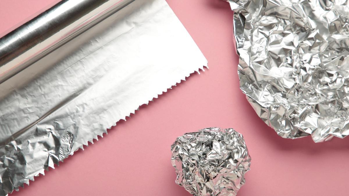 Cortar la punta del papel aluminio, la tendencia que debes usar en la cocina