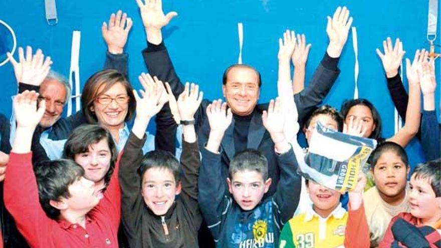 Berlusconi, ayer, con los alumnos de las tiendas.